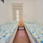 Coastal Retreat In דירה