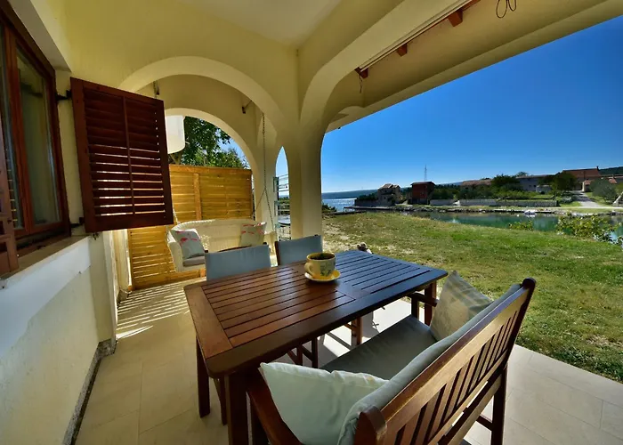 Апартаменты Coastal Retreat In *
