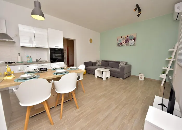 Coastal Retreat In דירה *